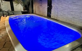 Casa com Piscina Hidro, área Gourmet, Próximo à praia